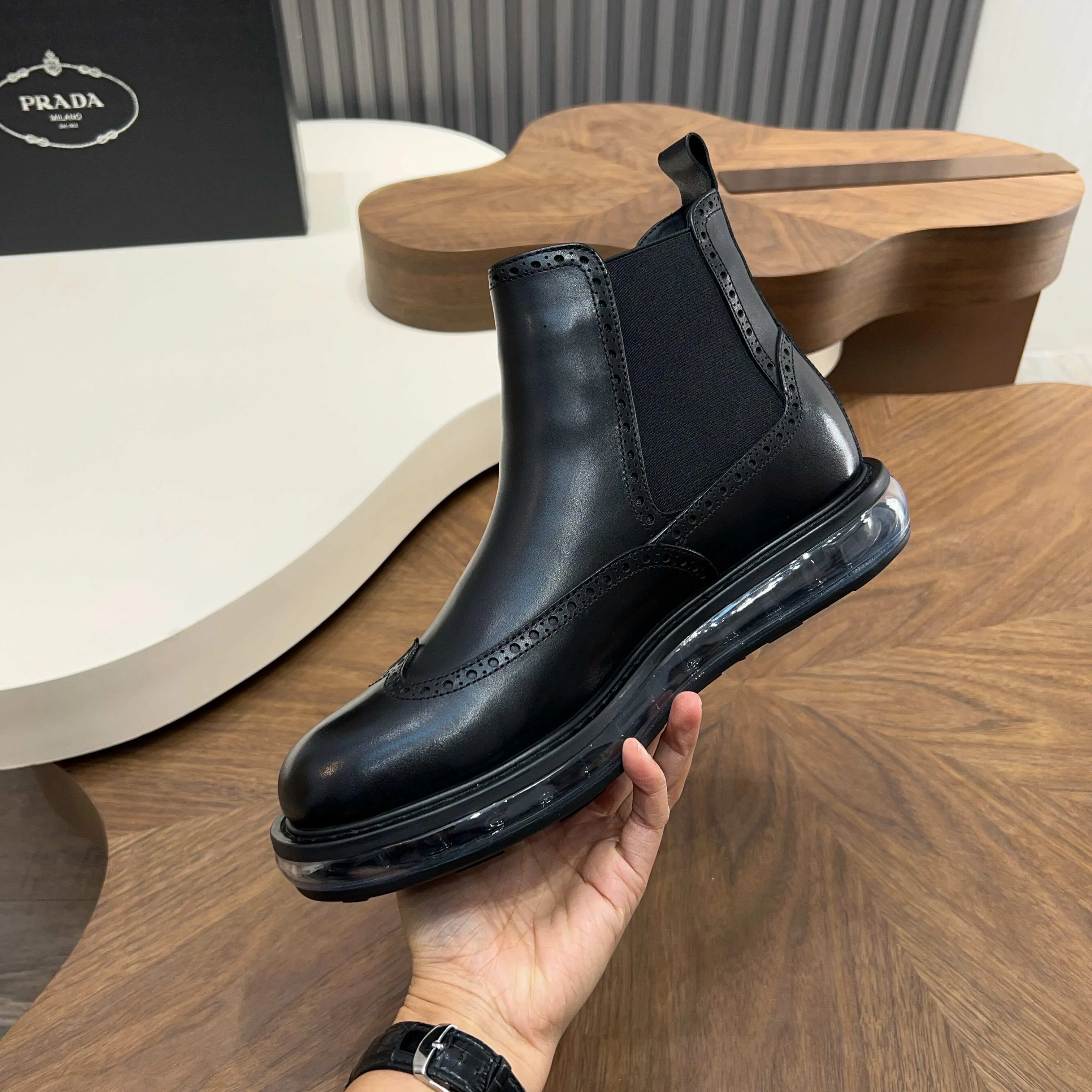 Men's shoes 💰 1000 Prada/Prada Italian show version Pure original men's high-top slip-on air cushion shoes Original super flexible air cushion outsole Silver label PRADA letter logo decoration on the heel Rubber bottom layer High comfort Excellent anti-slip performance Imported waxed cowhide Leather is smooth Leather holes are fine and even Super good texture Slip-on design Geometric carving decoration Novel and unique Full calf leather lining Standard gold-labeled feet. Fine workmanship. Ignore market currency. Support comparison inspection. Size: 38-39-40-41-42-43-44. Standard leather shoe size 45. Order